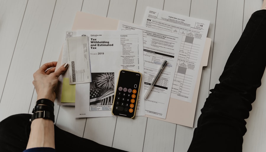 Documentos antiguos de acciones en papel sobre escritorio
